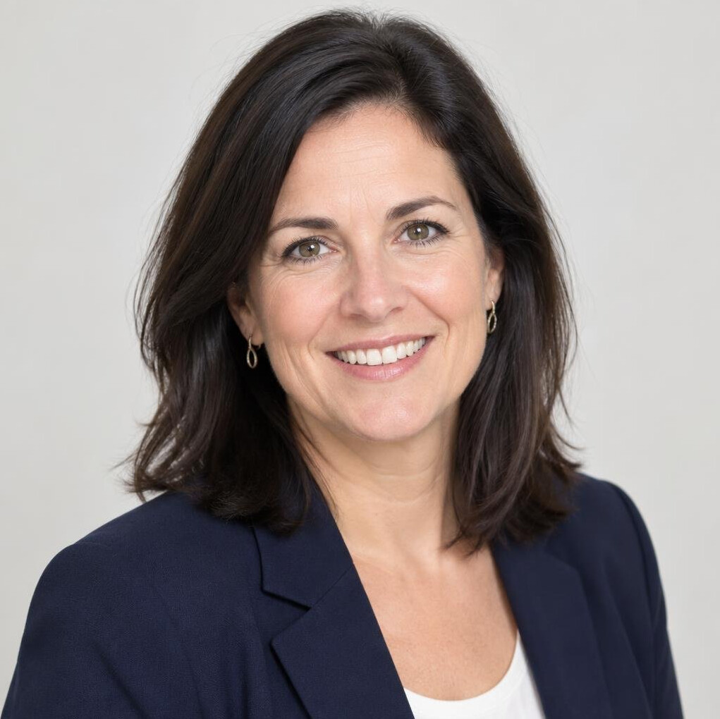 Portrait of a smiling businesswoman with dark hair